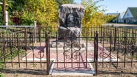 Памятник основателю села Петровского